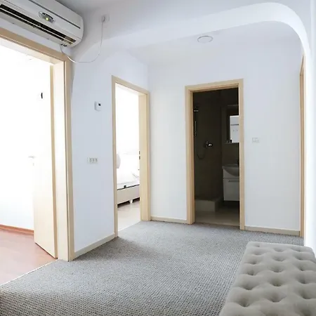 Apartment Old Square 5 *